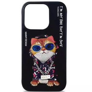 بهترین قاب محافظ گوشی آیفون 15 طرح گربه با عینک و زنجیر واقعی و خز گلدوزی‌شده نیمی