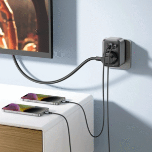 خرید چندراهی برق و شارژر دیواری یک سوکت، یک تایپ‌سی و دو یو‌اس‌بی 30 وات یوگرین