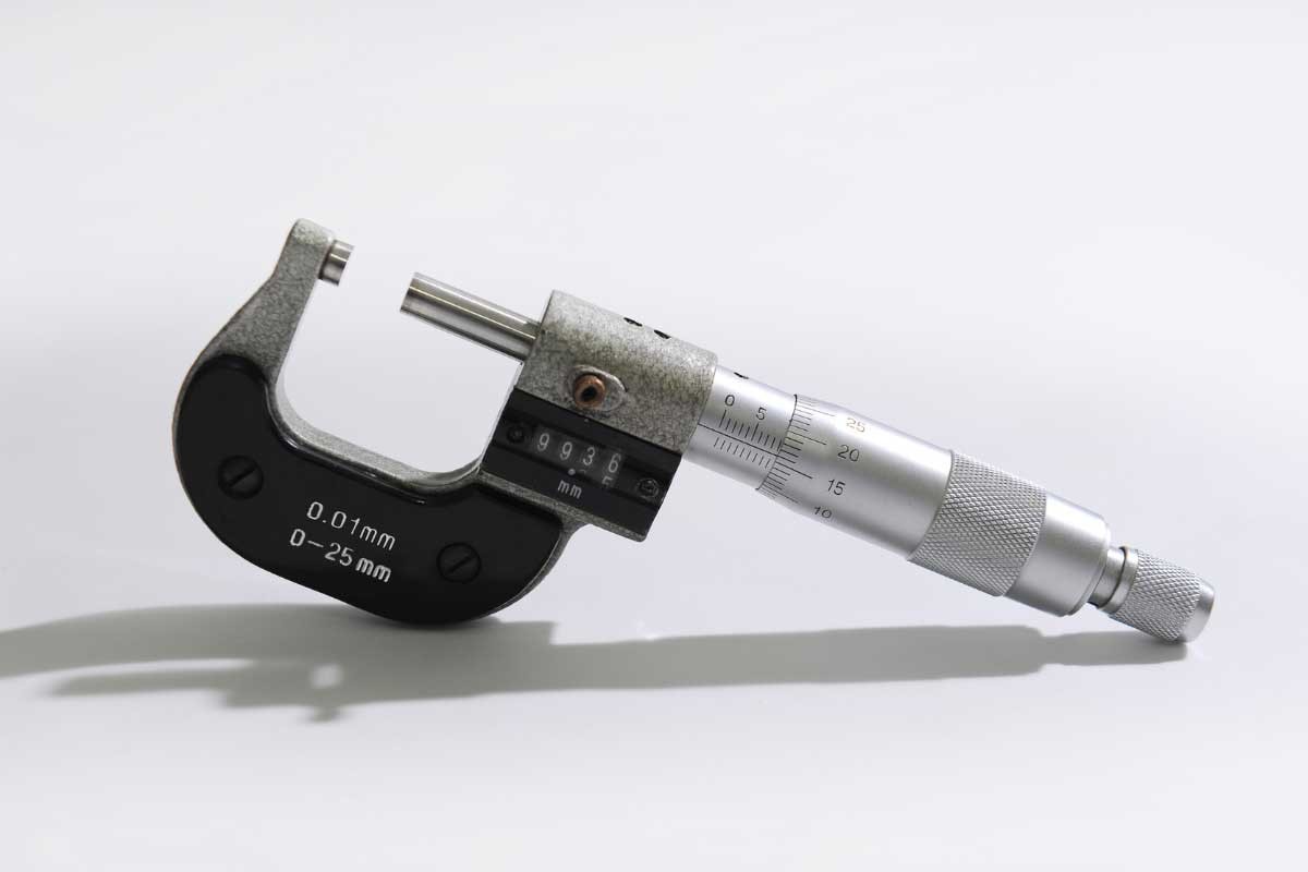 بررسی ویژگیهای میکرومتر دیجیتال و آنالوگ