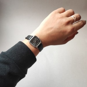 ساعت مربعی چرمی