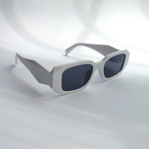 عینک سفیدprada .jpg