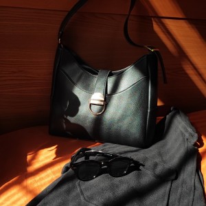 کیف قایقی چرمی زنانه مدل میش | جادار و متفاوت