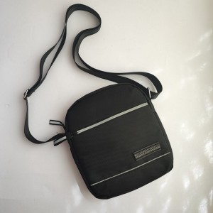 کیف دوشی  کاربردی و جادار - مدل توکا