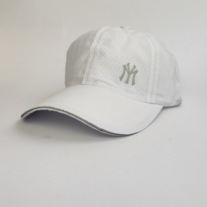 کلاه اسپرت سفید .jpg