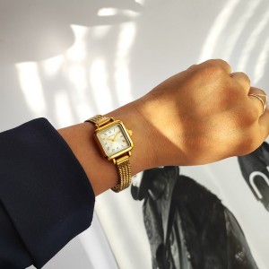 ساعت مچی طلایی مربعی زنانه نایدو.jpg