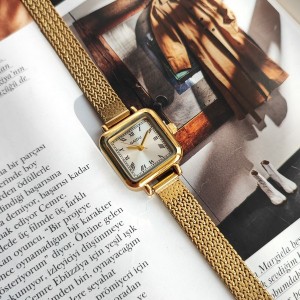 ساعت مچی طلایی مربعی زنانه نایدو.jpg