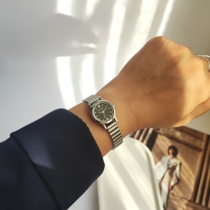 ساعت مچی زنانه گرد کوچک نایدو.jpg