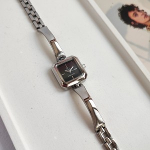 ساعت مچی زنانه النگویی مربعی نیوفندا.jpg