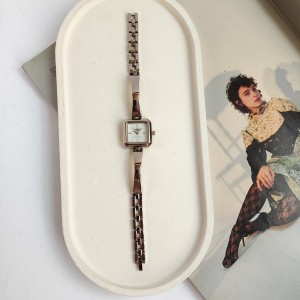 ساعت مچی زنانه النگویی مربعی نیوفندا.jpg