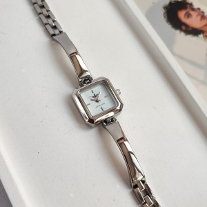 ساعت مچی زنانه النگویی مربعی نیوفندا.jpg