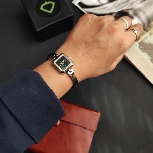 ساعت مچی زنانه النگویی صفحه مربعی برند نیوفندا NEW FENDA