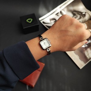 ساعت مچی زنانه النگویی صفحه مربعی برند نیوفندا NEW FENDA