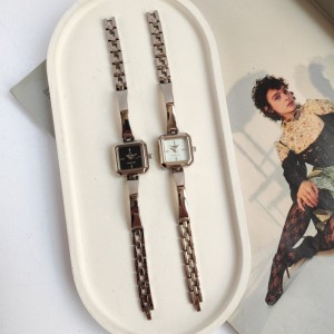 ساعت مچی زنانه النگویی صفحه مربعی برند نیوفندا NEW FENDA