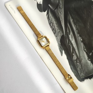 ساعت مچی طلایی مربعی زنانه نایدو Naidu | با حروف یونانی