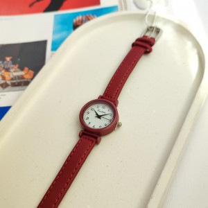 ساعت مچی زنانه چرمی ظریف کوتیک .jpg