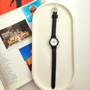 ساعت مچی زنانه چرمی ظریف کوتیک .jpg