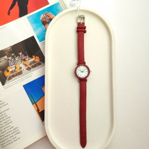 ساعت مچی زنانه چرمی ظریف کوتیک .jpg