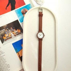 ساعت مچی زنانه چرمی ظریف کوتیک .jpg