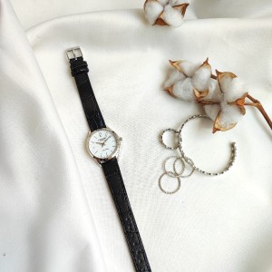 ساعت چرمی زنانه کلاسیک.jpg