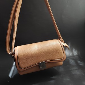 کیف دوشی چرمی زنانه.jpg