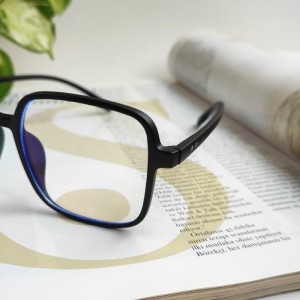 عینک بلوکات مربعی نوستالژی مشکی نزدیک.jpg