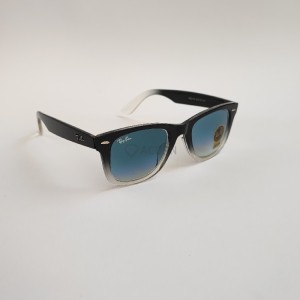 نمای کنار عینک آفتابی یونیسکس Ray-Ban سرمه ای .jpg