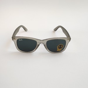 نمای روبرو عینک آفتابی یونیسکس Ray-Ban طوسی.jpg