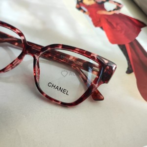عینک بلوکات زنانه گربه ای برند Chanel نزدیک