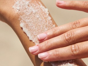 اسکراب شکری چیست؟ فواید، نحوه استفاده و تأثیر آن بر پوست