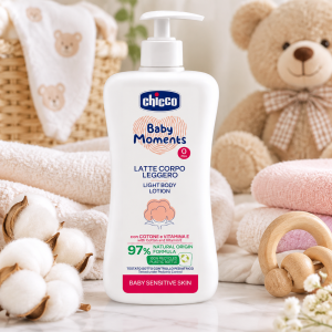 لوسیون بدن کودک چیکو (Chicco Baby Moments Light Body Lotion) حجم 500 میلی‌لیتر یک مرطوب‌کننده سبک و بسیار ملایم است که به‌صورت خاص برای پوست حساس نوزادان و کودکان طراحی شده است.