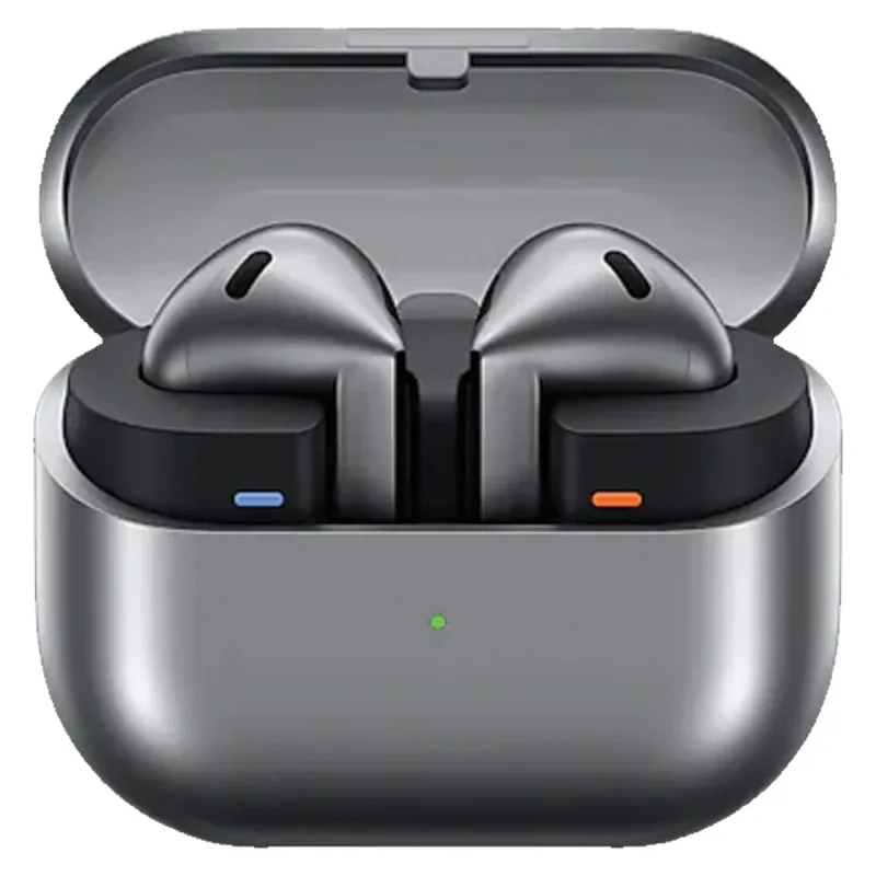 هدفون بلوتوثی سامسونگ مدل Galaxy Buds3 با نویز کنسلینگ فعال (ANC)، نویز کنسلینگ میکروفون (ENC)، درگاه شارژ USB Type-C، با قابلیت اتصال به چند دستگاه، دارای قابلیت صدای 360 درجه، Galaxy AI، میکروفون سه گانه، پشتیبانی از فرمان لمسی، ضد آب و گرد و غبار