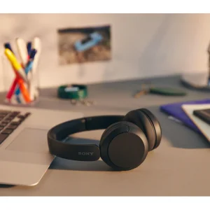 هدفون بلوتوثی سونی مدل WH-CH520 با نویز کنسلینگ فعال (ANC)، درگاه شارژ USB Type-C، دارای پشتیبانی از دستیار صوتی Google Assistant و Siri، طراحی چرخشی برای حمل و نگهداری آسان
