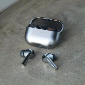 هدفون بلوتوثی سامسونگ مدل Galaxy Buds3 Pro دارای نویز کنسلینگ فعال (ANC)، درگاه شارژ USB Type-C، شارژ بی سیم، با قابلیت اتصال به چند دستگاه، پشتیبانی از فرمان لمسی، پشتیبانی از دستیار صوتی، مقاوم در برابر آب
