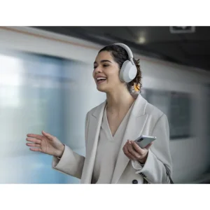هدفون بی‌سیم سونی مدل WH-1000XM5 با نویز کنسلینگ فعال (ANC)، درگاه شارژ USB Type-C، دارای 4 میکروفون با فناوری Beamforming، پشتیبانی از دستیار صوتی، قابلیت اتصال همزمان به دو دستگاه