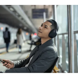 هدفون بی‌سیم سونی مدل WH-1000XM5 با نویز کنسلینگ فعال (ANC)، درگاه شارژ USB Type-C، دارای 4 میکروفون با فناوری Beamforming، پشتیبانی از دستیار صوتی، قابلیت اتصال همزمان به دو دستگاه