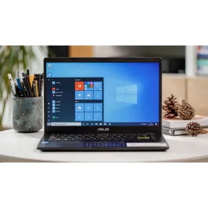لپ‌تاپ ایسوس مدل Vivobook Go 14 E410KA-CL464 با پردازنده Celeron N4500، رم DDR4 4GB با فرکانس 3200MHz، حافظه هیبریدی با ظرفیت 256GB حافظه SSD و 64GB حافظه eMMC، نمایشگر لمسی 14 اینچ TN با وضوح Full HD، دارای نامبرپد دیجیتال، سیستم‌عامل Windows، کاستوم شده