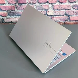 لپ‌تاپ ایسوس مدل Vivobook 15 F1504VA-NJ825 با پردازنده Core i7-1355U، رم DDR4 12GB با فرکانس 3200MHz، حافظه SSD با ظرفیت 512GB، نمایشگر 15.6 اینچ TN با وضوح Full HD، دارای نور پس‌زمینه کیبورد و حسگر اثر انگشت