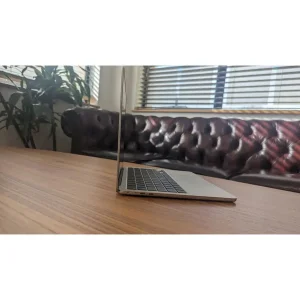 لپ‌تاپ اپل مدل MacBook Air MW0Y3 2025 LLA با پردازنده Apple M4، رم 16GB، حافظه SSD با ظرفیت 256GB، نمایشگر 13.6 اینچ Retina، دارای نور پس‌زمینه کیبورد، حسگر اثر انگشت، سیستم‌عامل Apple Mac OS