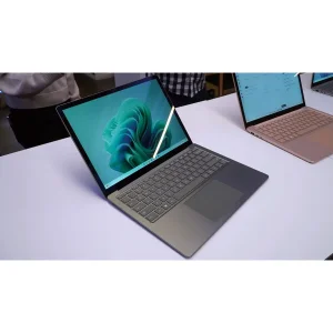 لپ‌تاپ مایکروسافت مدل Surface Laptop 5 با پردازنده Core i5-1235U، رم LPDDR5X 8GB، حافظه SSD با ظرفیت 512GB، نمایشگر لمسی 13.5 اینچ PixelSense، دارای نور پس‌زمینه کیبورد، سیستم‌عامل Windows 11
