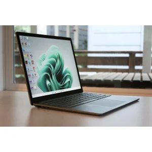 لپ‌تاپ مایکروسافت مدل Surface Laptop 5 با پردازنده Core i5-1235U، رم LPDDR5X 8GB، حافظه SSD با ظرفیت 256GB، نمایشگر لمسی 13.5 اینچ PixelSense، دارای نور پس‌زمینه کیبورد، سیستم‌عامل Windows 11