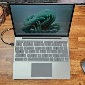 لپ‌تاپ مایکروسافت مدل Surface Laptop Go 3 با پردازنده Core i5-1235U، رم LPDDR5 8GB، حافظه SSD با ظرفیت 256GB، نمایشگر لمسی 12.4 اینچ PixelSense، دارای حسگر اثر انگشت، سیستم‌عامل Windows 11