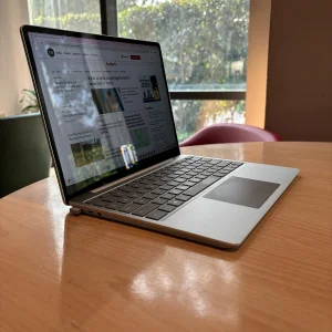 لپ‌تاپ مایکروسافت مدل Surface Laptop Go 3 با پردازنده Core i5-1235U، رم LPDDR5 8GB، حافظه SSD با ظرفیت 256GB، نمایشگر لمسی 12.4 اینچ PixelSense، دارای حسگر اثر انگشت، سیستم‌عامل Windows 11