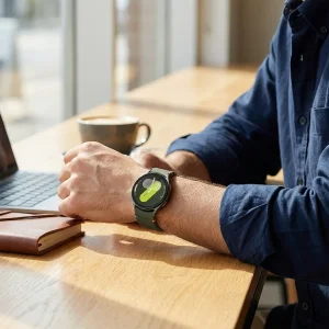 ساعت هوشمند سامسونگ مدل Galaxy Watch 7 44mm دارای قابلیت های کنترل موسیقی (Music Player) بند پلاستیک