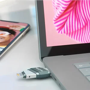 فلش مموری سن دیسک iXPAND FLIP ظرفیت 256 گیگابایت با دو رابط Lightning و USB 3.1، بدنه فلزی، سازگار با iPhone، iPad، ویندوز و مک، انتقال خودکار عکس و ویدیو، طراحی درپوش‌دار و سبک