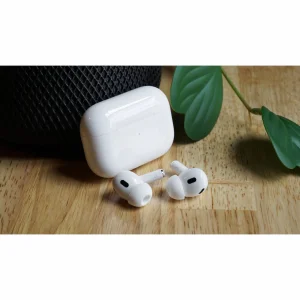 هدفون بلوتوثی اپل مدل AirPods Pro 2nd Generation با نویز کنسلینگ فعال (ANC)، نویز کنسلینگ میکروفون (ENC)، درگاه شارژ USB Type-C، با قابلیت شارژ بی‌سیم، دارای میکروفون دوگانه از نوع Beamforming، مقاومت در برابر رطوبت و عرق