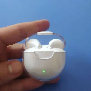 هدفون بلوتوثی مدل air pods m19 بدون قابلیت نویز کنسلینگ، درگاه شارژ microUSB، دارای کنترلر لمسی روی گوشی‌ها، امکان استفاده از محفظه شارژ به عنوان پاور بانک