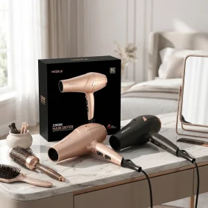 سشوار برس‌دار حرفه‌ای هیسکا مدل H5257 با موتور AC، توان 2200 وات، سه حالت دما، دو سرعت، فناوری یون‌ساز، خشک‌کن سریع، همراه با متمرکزکننده باریک و پهن