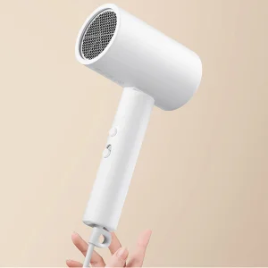 سشوار مسافرتی 1600 وات میجیا مدل H101، موتور AC، وزن 500 گرم، دارای سری متمرکز‌کننده باریک با ویژگی صاف‌کنندگی، حجم‌دهندگی، با قابلیت باد سرد