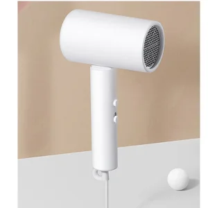 سشوار مسافرتی 1600 وات میجیا مدل H101، موتور AC، وزن 500 گرم، دارای سری متمرکز‌کننده باریک با ویژگی صاف‌کنندگی، حجم‌دهندگی، با قابلیت باد سرد