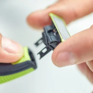 ماشین اصلاح موی صورت و بدن فیلیپس مدل OneBlade QP2724 با تیغه کربن استیل، قابلیت استفاده خشک و مرطوب، شارژ با کابل USB و اصلاح دقیق تا 0.2 میلی‌متر